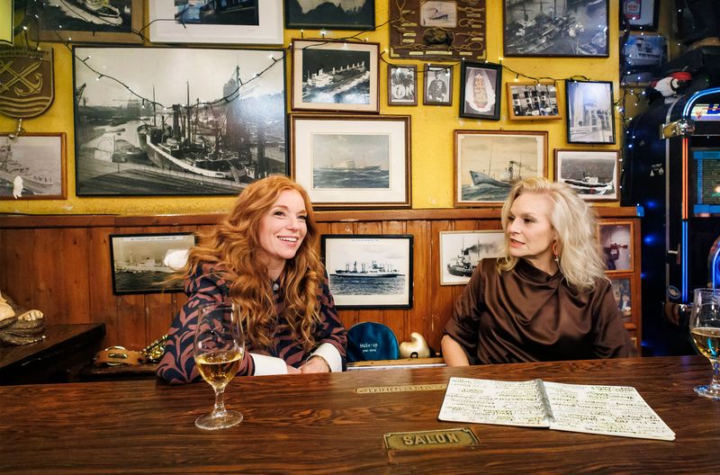 Marleen Lohse (links) hat bei "Inas Nacht" über ihre ARD-Serie "Nord bei Nordwest" gesprochen.