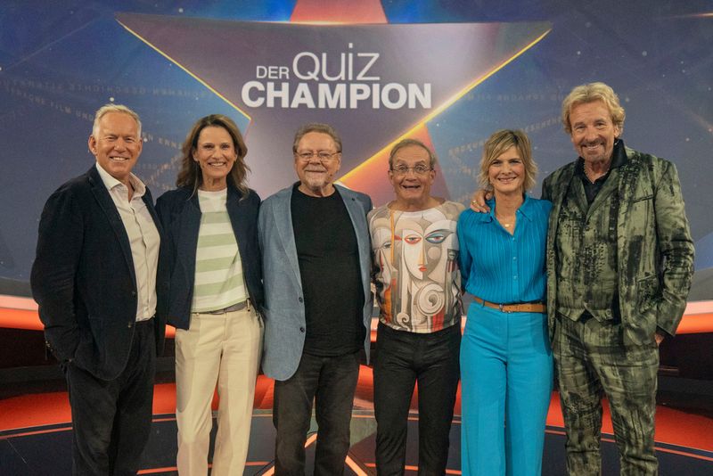 Geballtes Fachwissen sorgt dafür, dass es die Kandidatinnen und Kandidaten nicht leicht haben werden. Von links: Moderator Johannes B. Kerner, Katrin Müller-Hohenstein, Jürgen von der Lippe, Wigald Boning, Barbara Hahlweg und Thomas Gottschalk.