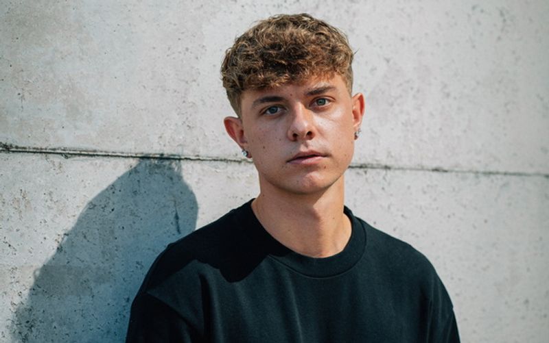 Kennen Sie diesen Mann? Nein? Dann gehören Sie wohl nicht zu den drei Millionen Followern, die Jonas Ems auf Youtube nachweisen kann. Doch er ist mehr als "nur" ein Social-Media-Star: Am 26. Oktober startet die ARD-Serie "Schattenseite", die auf seinem gleichnamigen Roman basiert. Welche Social-Media-Stars Sie noch kennen sollten, zeigt Ihnen diese Galerie.