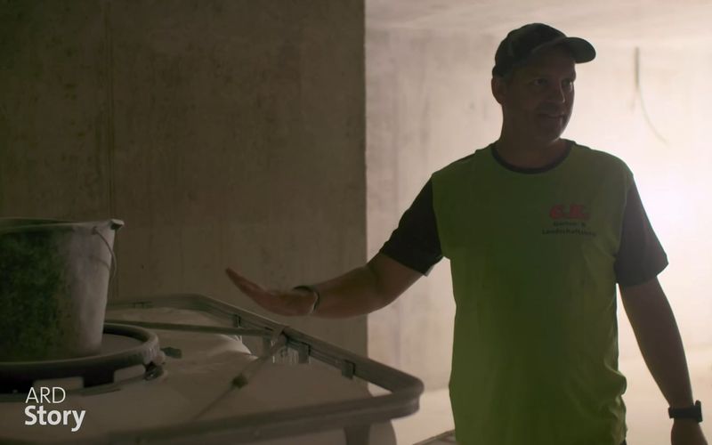 Christian Klaus präsentiert seinen 1000-Liter-Notwasserspeicher.