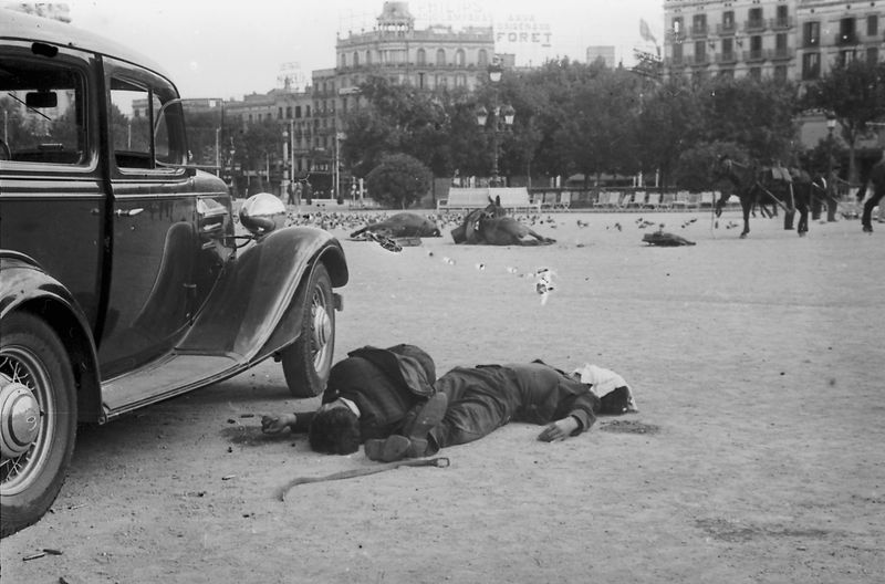 Madrid wird während des Spanischen Bürgerkriegs (1936-1939) unablässig bombardiert. Tote liegen auf den Straßen.