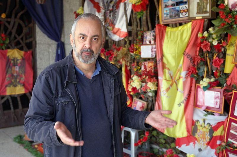 Emilio Silva Barrera sucht unermüdlich nach den im Spanischen Bürgerkrieg und der Franco-Diktatur verschwundenen Menschen und fragt, warum die spanische Politik billigt, dass Francos Grab weiterhin offen von seinen Anhängern geehrt wird.