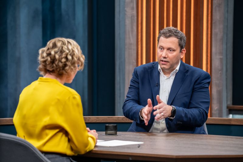 Lars Klingbeil lobt die außenpolitischen Verdienste von Donald Trump. Gleichzeitig bereiten ihm die innenpolitischen Entwicklungen in den USA Sorgen.