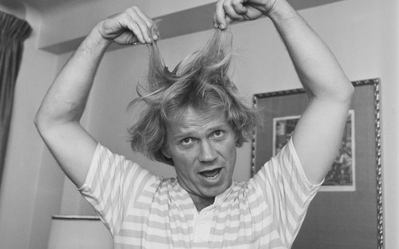 Ob es der Erfolg war, der ihm die Haare zu Berge stehen ließ? Barry McGuire landete mit "Eve Of Destruction" 1966 zwar einen Hit und auf Platz 31 der deutschen Charts. Einen auch nur annähernd großen Erfolg konnte der US-Folk-Sänger, der bis ins Jahr 2000 weiter neue Musik veröffentlichte, aber nie mehr verzeichnen.