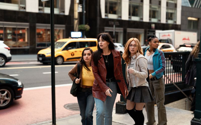 Cassandra Webb alias Madame Web (Dakota Johnson, zweite von links) will Anya (Isabela Merced, links), Julia (Sydney Sweeney, dritte von links) und Mattie (Celeste O'Connor) beschützen. 