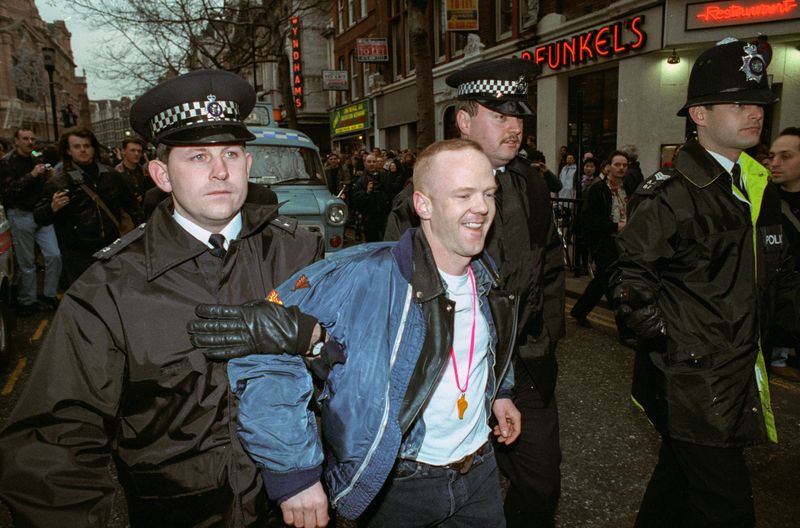 Andre Camara/Reuters/Bridgmean Images
Star mit Haltung: Jimmy Somerville (zweiter von links) machte sich auch als Aktivist auf dem "Gay Rights March" in London für die Rechte von Homosexuellen stark.