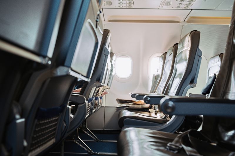 Die Economy-Class im Flugzeug ist günstig, bietet aber wenig Komfort. 