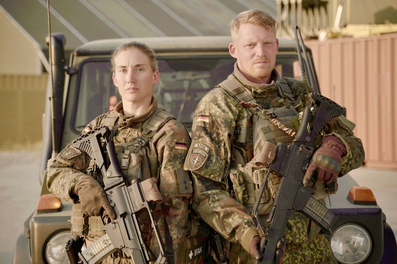 Eine ZDF-Reportage begleitet Alina (33) und Peter (39) bei ihrem Auslandseinsatz für die Bundeswehr im Kosovo.