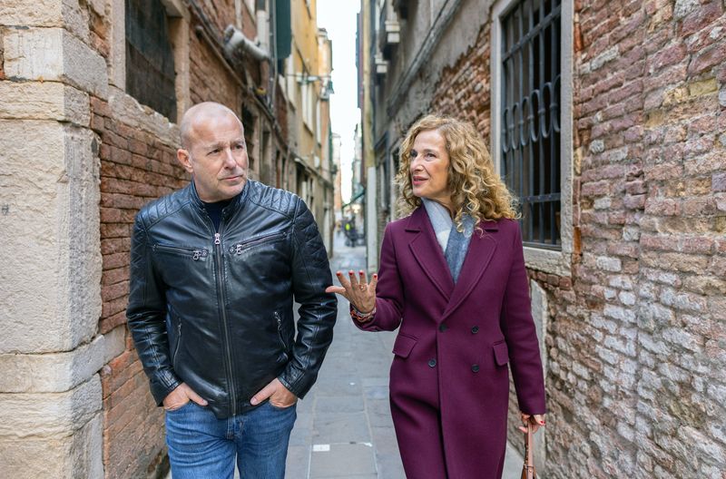 Ingo Thiel (Heino Ferch) erhält Hilfe der italienischen TV-Moderatorin Gloria Livore (Clelia Sarto), in deren Sendung er den Fall vorstellen darf.