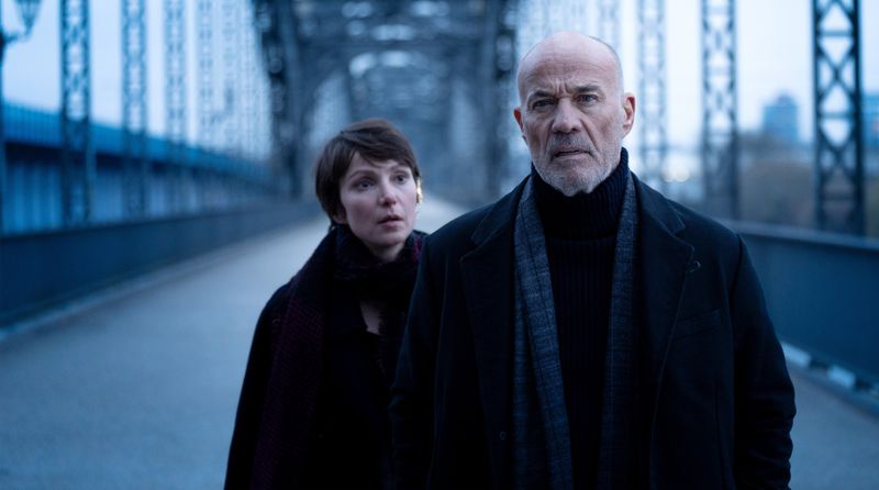 Arbeiten der ehemalige Kommissar Hagen Benz (Heiner Lauterbach) und Elena Weber (Julia Koschitz) von der Hamburger Mordkommission am selben Fall? Doch worum geht es überhaupt - und was will der mysteriöse Ex-Cop wirklich?