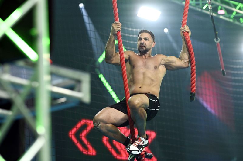 "Ninja Hulk" Ali Moussa gehörte zu den prominenten Leidtragenden. "Natürlich muss er dabei sein", befand Moderator Frank Buschmann noch - doch der Ex-Bodybuilder verabschiedete sich am ersten Korbleger und war früh draußen.