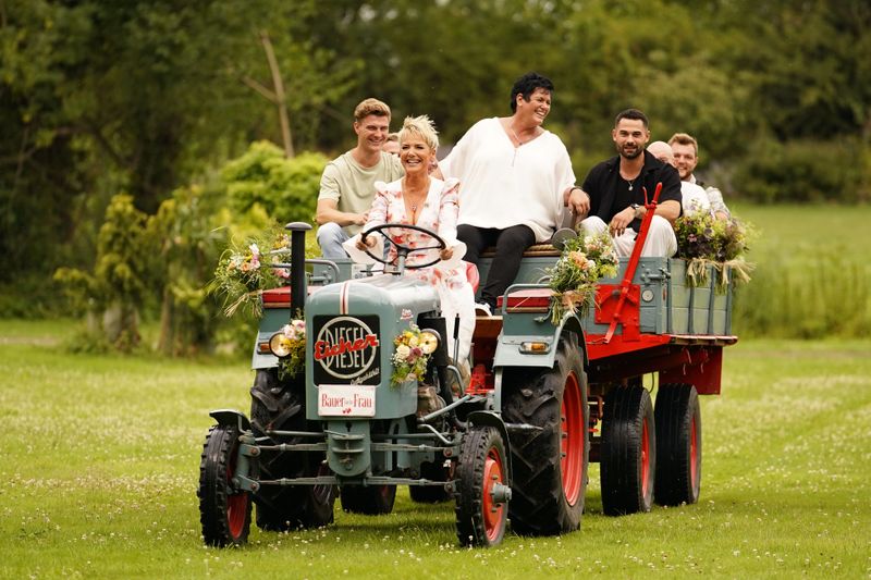Inka Bause (vorn) sorgt auf zupackende Art dafür, dass die Bindungswilligen miteinander in Kontakt kommen.