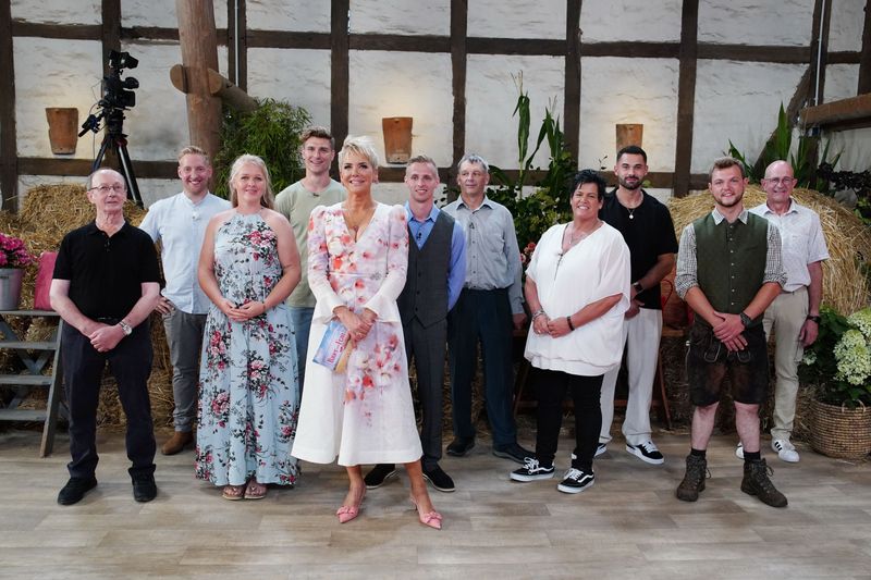 Bei ihnen klopfen schon jetzt die Herzen (von links): Walter, Daniel, Insa, Friedrich, Moderatorin Inka Bause, Christopher, Johann, Simone, Basti, Michi und Herbert.
