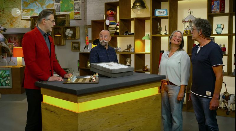 Als Frauke und Peter aus Bremerhaven den Raum betraten, gestand Horst Lichter lachend: "Ich bin der schlechteste Schachspieler Europas - ach was, der ganzen Welt." Das fand die Verkäuferin nicht weiter schlimm. Sie war sich nämlich sicher, eine "Rarität" mitgebracht zu haben: "Es gibt nur 250 Stück davon."