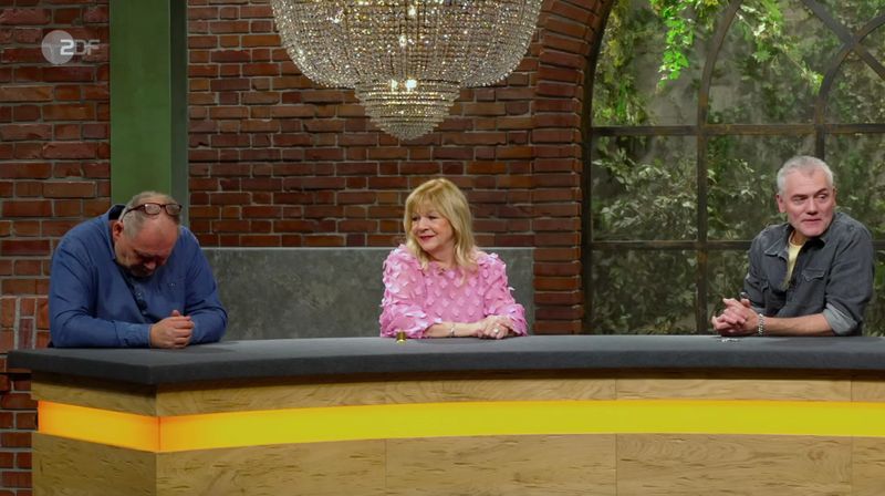 Horst Lichter gestand in der Dienstagsausgabe der ZDF-Trödelshow "Bares für Rares": "Ich bin der schlechteste Schachspieler der Welt." Trotzdem zeigte er sich fasziniert von dem Spiel. Auch im Händlerraum war das Verkaufsobjekt begehrt. Walter "Waldi" Lehnertz (links) bot sogar so hoch, dass er Bauchschmerzen bekam ...