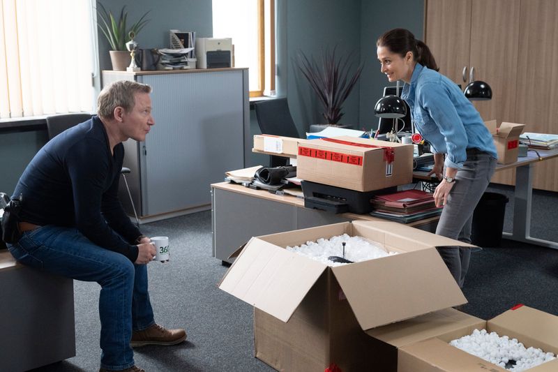 Overbeck (Roland Jankowsky) ist beleidigt, dass nicht er, sondern Isabell (Sarah Alles-Shahkarami) den "KI-KO", den KI-Kommissar, ein bundesweit einzigartiges Pilotprojekt der Polizei, betreuen soll. 