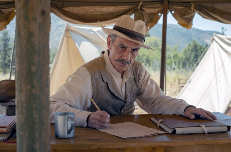 Der Archäologe Panagiotis Stamatakis (Yorgos Symeonidis) dokumentierte die Skelettfunde der "Heiligen Schar von Theben" an der Ausgrabungsstätte in Cheronia. Er starb an der Malaria und wurde - wie seine Funde - kurz nach seinem Tod vergessen.