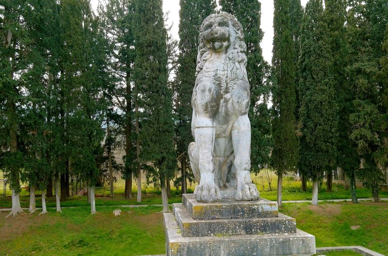 Der "Löwe von Cheronia" ist ein Denkmal für die gefallenen Krieger der "Heiligen Schar von Theben", die heldenhaft in der Schlacht an gleicher Stätte unterging.