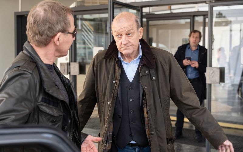 Kein "Wilsberg"-Film ohne Hahnenkampf zwischen Kommissar Overbeck (Roland Jankowsky, links) und dem Privatdetektiv (Leonard Lansink, Mitte). Da kann Ekki (Oliver Korittke) nur staunend zusehen.