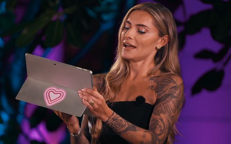 Moderatorin Sophia Thomalla präsentiert kompromittierendes Videomaterial.