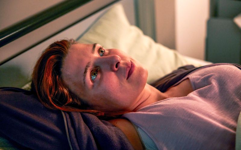 Annie Breuer (Martina Ebm) leidet unter einem organischen Psychosyndrom.