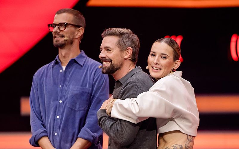 Sie nehmen bald Abschied vom "Duell um die Welt", von links: Joko Winterscheidt, Klaas Heufer-Umlauf und Moderatorin Jeannine Michaelsen.