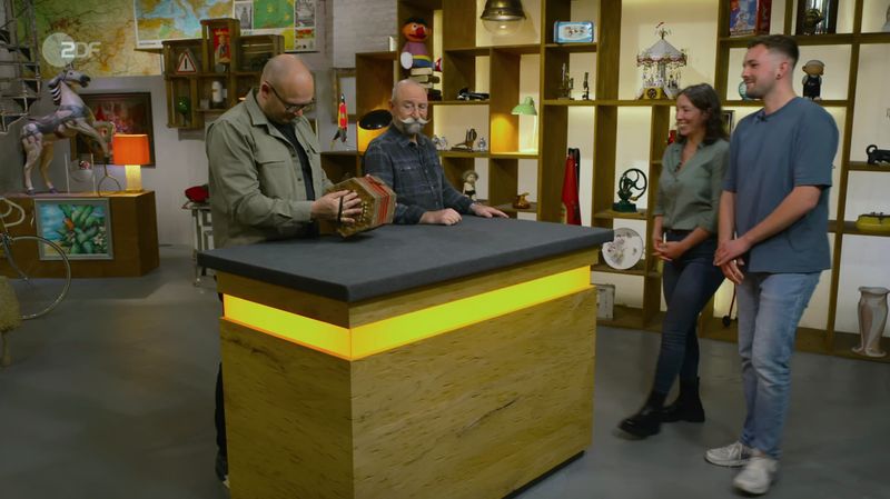 "Das geht durch Mark und Knochen", stöhnte Horst Lichter, als Sven Deutschmanek ein paar schräge Töne aus dem alten Akkordeon presste. "Ach komm, du hast es doch genossen", lachte der Experte. Doch Lichter konnte nur schmerzhaft das Gesicht verziehen. Als Laura aus Kamp-Lintfort und Philip aus Oberhausen ans Pult traten, schien endlich Rettung in Sicht ...