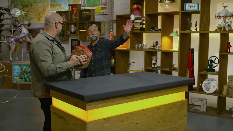 In der Mittwochsausgabe der ZDF-Trödelshow "Bares für Rares" brachte eine alte Quetschkommode Horst Lichter an den Rand der Verzweiflung: "Ich brauche Hilfe." Nachdem sich auch die Expertise schwierig gestaltete, sorgte immerhin ein musikalischer Händler für eine gelungene Überraschung am Ende: "Bravo."