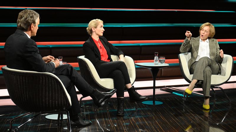 AfD-Politikerin Beatrix von Storch (rechts) kritisierte die ständigen Ordnungsrufe, die die AfD seit März im Bundestag kassiert, als "einseitig".