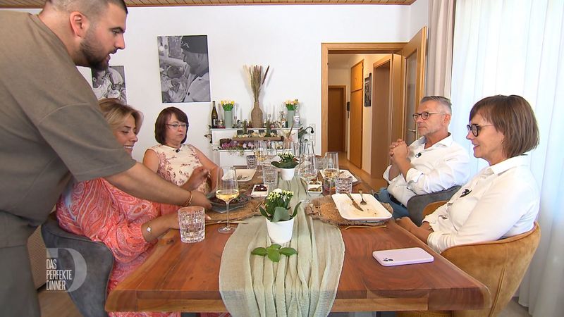 Baris (links) serviert Jeannie ihre Tatar-Alternative erst, nachdem Ella, Reiner und Jasna ihre Vorspeise schon aufgegessen haben.
