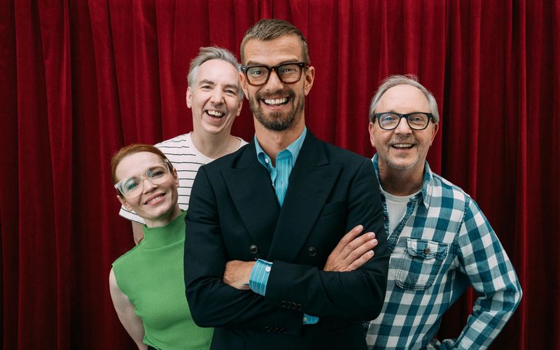 In der zehnten Staffel von "Wer stiehlt mir die Show?" versuchen Karoline Herfurth, Olli Schulz (zweiter von links) und Olli Dittrich (rechts), Gastgeber Joko Winterscheidt die Moderation seiner Quiz-Sendung abzunehmen.