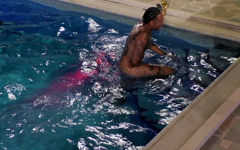 Jona wagt den Sprung in den Pool.