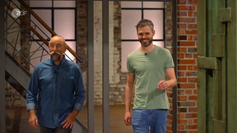 Horst Lichter und Timo begannen ihren Auftritt gemeinsam im Händlerraum - ohne den Umweg über den Expertenraum. Der Grund für dieses merkwürdige Debüt hatte etwas mit dem kuriosen Verkaufsobjekt des 37-Jährigen zu tun ...