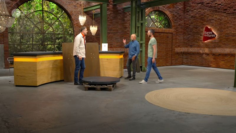 "So Timo, das sind sie, die heiligen Hallen", erklärte Lichter im Händlerraum. "Das ist das erste Mal in den ganzen Jahrzehnten, dass ein Verkäufer vor der Expertise schon im Händlerraum steht", betonte er feierlich.