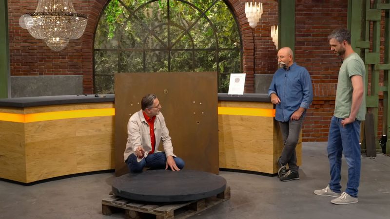 "Das Ding ist so schwer, wir kommen mit dem Gabelstapler nirgends aus dem Expertenraum raus", erklärt Horst Lichter.