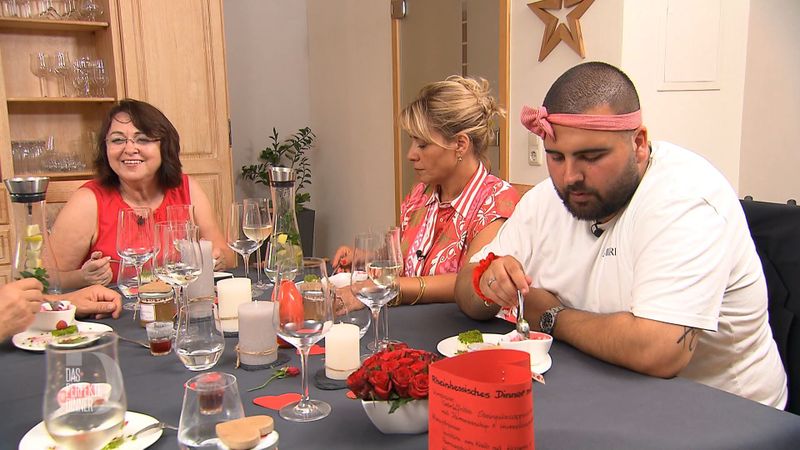Mit dem Mooskuchen endet die Dinner-Woche mit einem optischen Highlight. Nur Baris (rechts) hat mit dem Spinat ein Problem.
