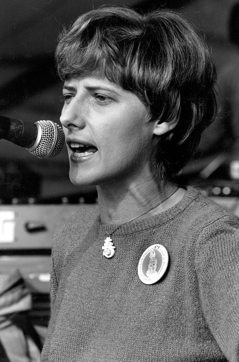 Petra Kelly spricht bei einer Anti-Atomkraft-Demonstration in Irland (1978).
