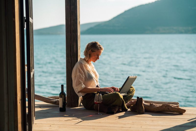 Die Urlaubsidylle trügt: Iris Nixon (Niamh Algar) muss im Paradies die Welt retten.