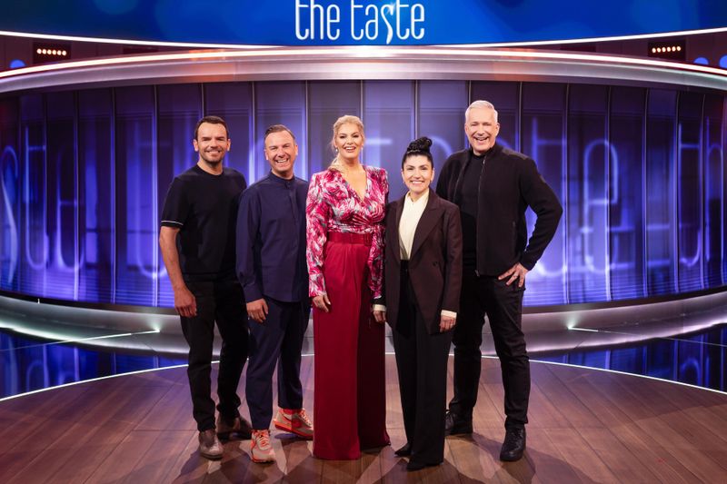 Noch wirkte die Stimmung gelöst, doch die Anspannung stieg enorm an. Bei den ersten harten Kochprüfungen mussten die Kandidaten zeigen, was in ihnen steckt. Und nicht immer waren die "Meister" und die "Meisterin" zufrieden. 