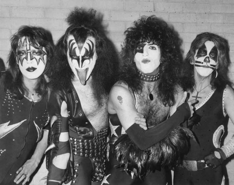 Mit der Rockband KISS feierte Ace Frehley (links, mit Gene Simmons, Paul Stanley und Peter Criss) in den 70er-Jahren große Erfolg. Nun ist er verstorben.