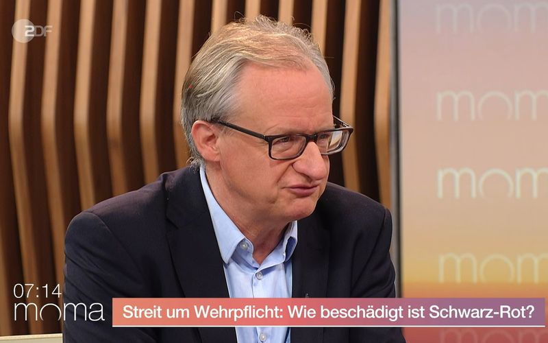 Albrecht von Lucke beklagte im ZDF-Moma ein "doppeltes Debakel" im Streit um die Wehrpflicht.