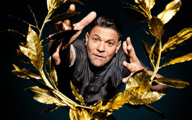 In vielen Kochsendungen wird um die Krone des besten Kochs gerankt. Dass Tim Mälzer auf seine Kochkünste viel hält, hat er ein ums andere Mal unterstrichen. Er sei, sagte er einmal, "der kompletteste aller Köche". Ob das stimmt, sei dahingestellt, der Lorbeerkranz für den selbstbewusstesten aller Köche gebührt ihm allemal.