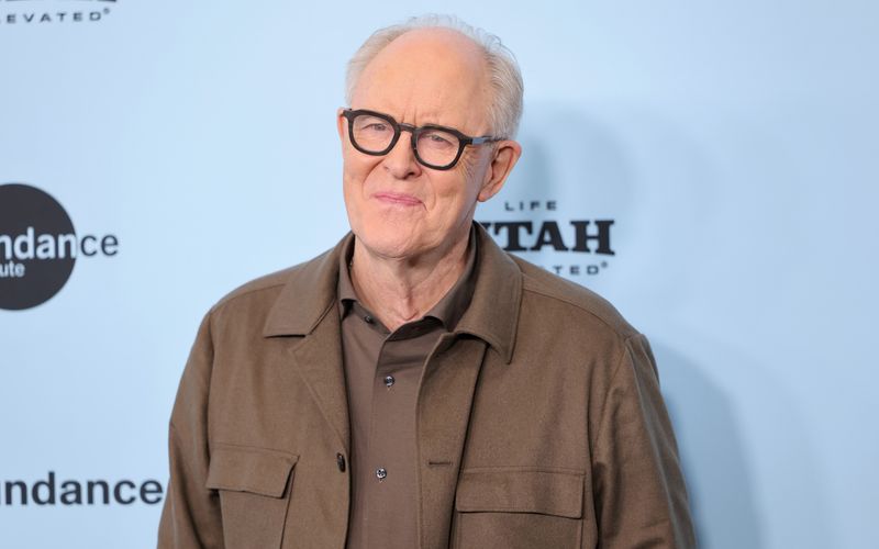 Doch zunächst die Auflösung ... Ob als liebenswerter Außerirdischer in "Hinterm Mond gleich links", furchteinflößender Schurke in "Dexter" oder preisgekrönter Churchill in "The Crown": John Lithgow zählt zu den wandlungsfähigsten Schauspielern seiner Generation. Er spielte größere Rollen in "Interstellar" (2014), "Killers of the Flower Moon" (2023) und "Konklave" (2024) - und hat seine größte vielleicht gerade vor sich: In der neuen Harry-Potter-Serie spielt Lithgow den Schulleiter Albus Dumbledore. 
