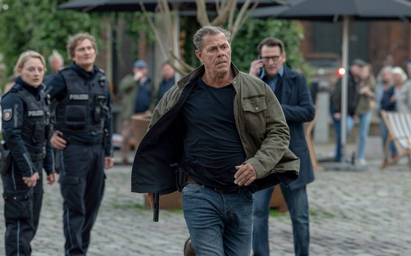 Ein bewaffneter Dieb versetzt die Lübecker Altstadt in Aufruhr (von links): Die Streifenpolizei (Caroline Hellwig, Jörn Hentschel) ist überfordert, also versuchen Finn Kiesewetter (Sven Martinek) und Lars Englen (Ingo Naujoks) die Lage in den Griff zu bekommen.