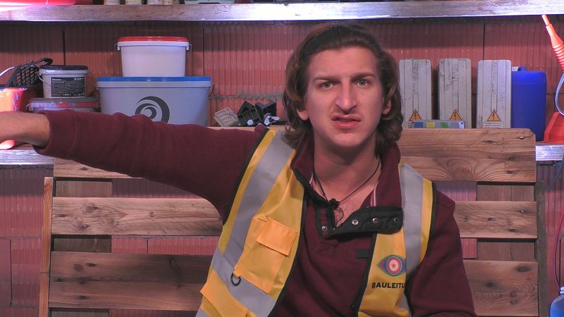 Erik fühlt sich von Laura Blond provoziert. Dabei hatten die beiden sich zu Beginn von "Promi Big Brother" noch so gut verstanden...