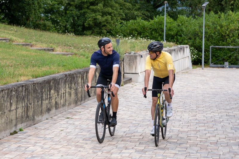Beim Rennradfahren sprechen Leon Windscheid (links) und Jan Ullrich über die seelischen Probleme, in die der Sport-Star nach seiner aktiven Karriere rutschte.
