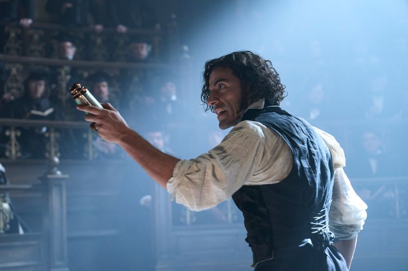 Damit das ein für allemal klar ist: Frankenstein aus Mary Shelleys gleichnamigem Gothic-Roman ist nicht das Monster, er ist der verrückte Wissenschaftler, der das Monster schuf. In Guillermo del Toros neuester Shelley-Verfilmung "Frankenstein" spielt Oscar Isaac diesen Forscher und Jacob Elordi das Geschöpf. Zum Kinostart des Schauermärchens am 23. Oktober zeigt die Galerie Frankensteins Kreatur im Wandel der Zeit. 