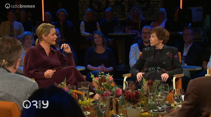 Katrin Sass (rechts) stellte sich bei "3nach9" den Fragen von Judith Rakers.