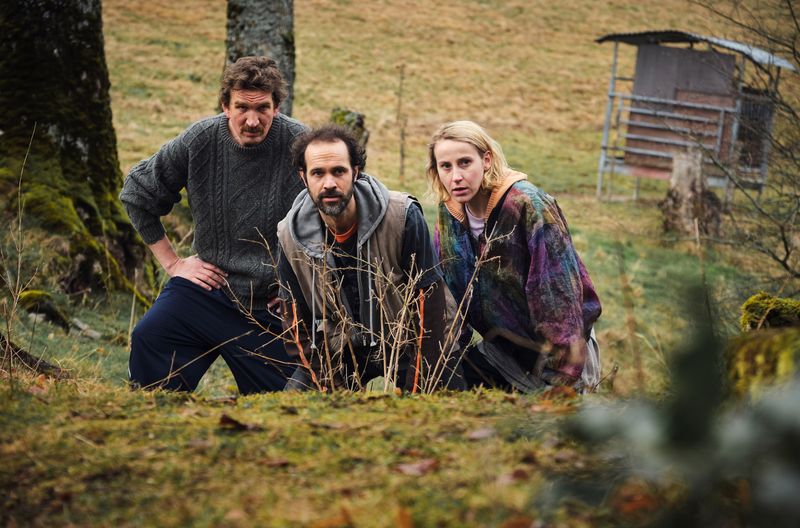 Drei undurchsichtige Gesellen pirschen sich an den Hof von Friedemann Berg heran.