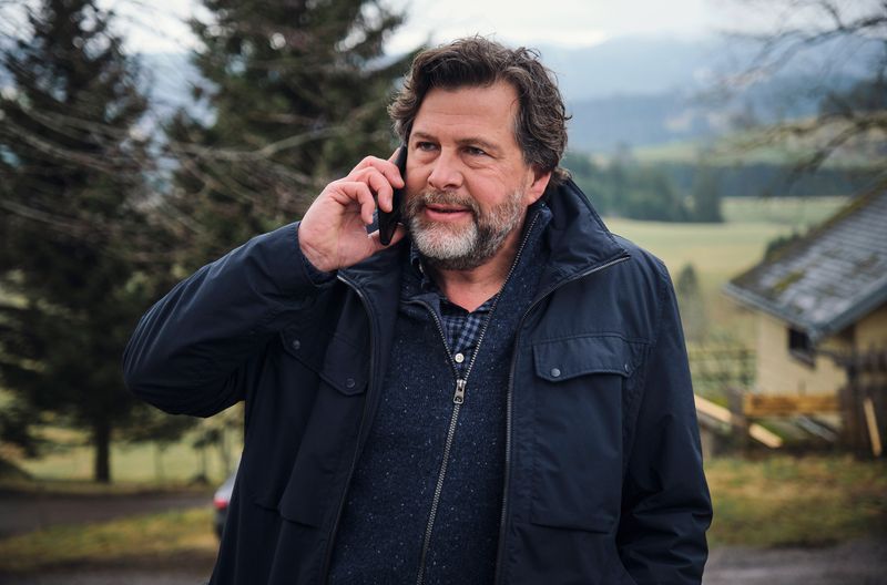 Der 15. Schwarzwald-"Tatort" macht seinem Namen alle Ehre. Ein Großteil dieses Home Invasion-Thrillers spielt auf dem abgelegenen Hof von Kommissar Friedemann Berg (Hans-Jochen Wagner). Er bekommt "Besuch" von seinem aus der Psychiatrie entwichenen Bruder - und zwei undurchsichtigen Begleitern.